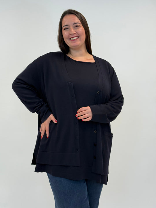 Strickjacke in Dunkelblau mit seitlichen Schlitzen von Marina Rinaldi_grossen Grössen_DE BOER plus Luzern_1