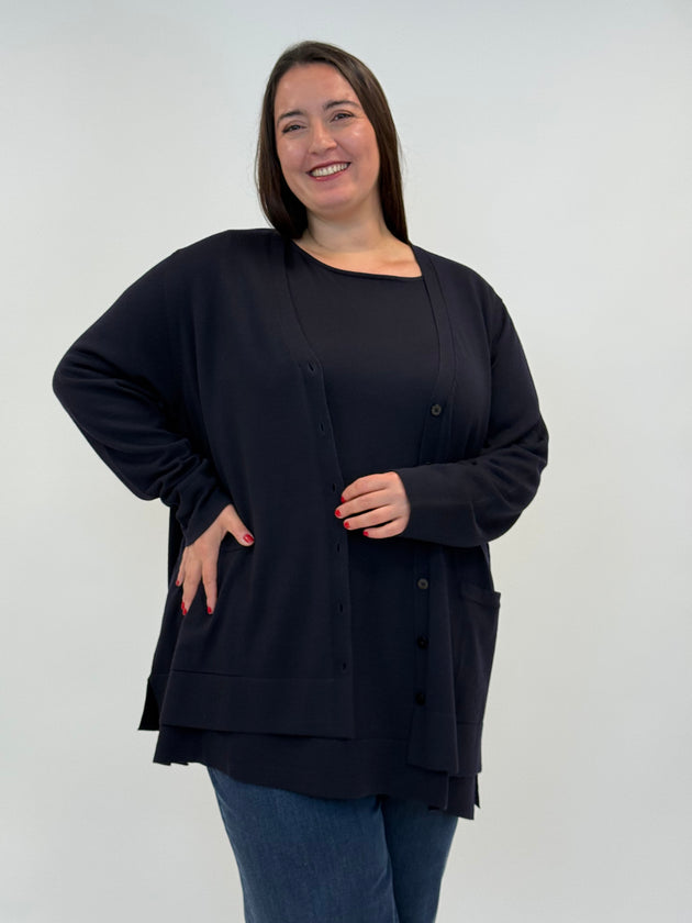 Strickjacke in Dunkelblau mit seitlichen Schlitzen von Marina Rinaldi_grossen Grössen_DE BOER plus Luzern_1
