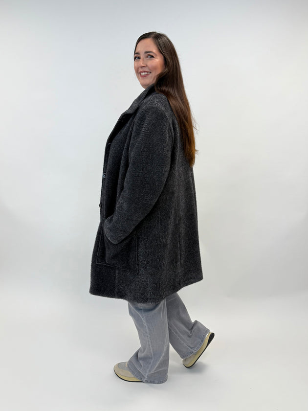 Tweed-Mantel in Grau/Schwarz von Mona Lisa by Interchic_grosse Grössen_DE BOER plus Luzern_4