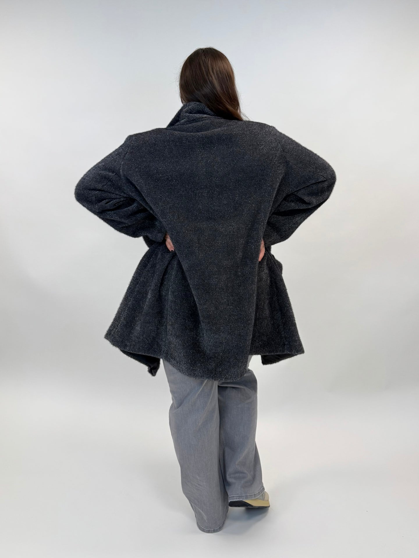 Tweed-Mantel in Grau/Schwarz von Mona Lisa by Interchic_grosse Grössen_DE BOER plus Luzern_