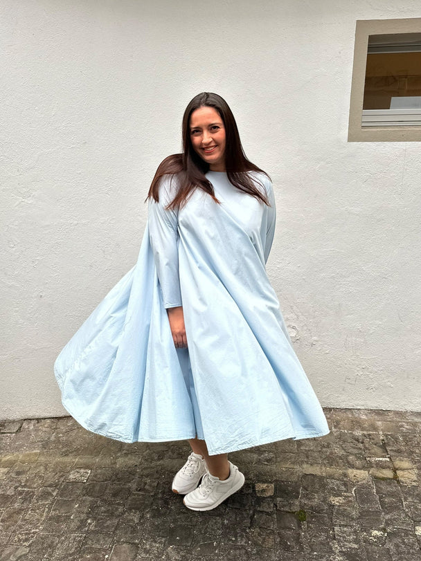 luftiges Baumwollkleid in Hellblau_grosse Grössen_DE BOER plus Luzern_4