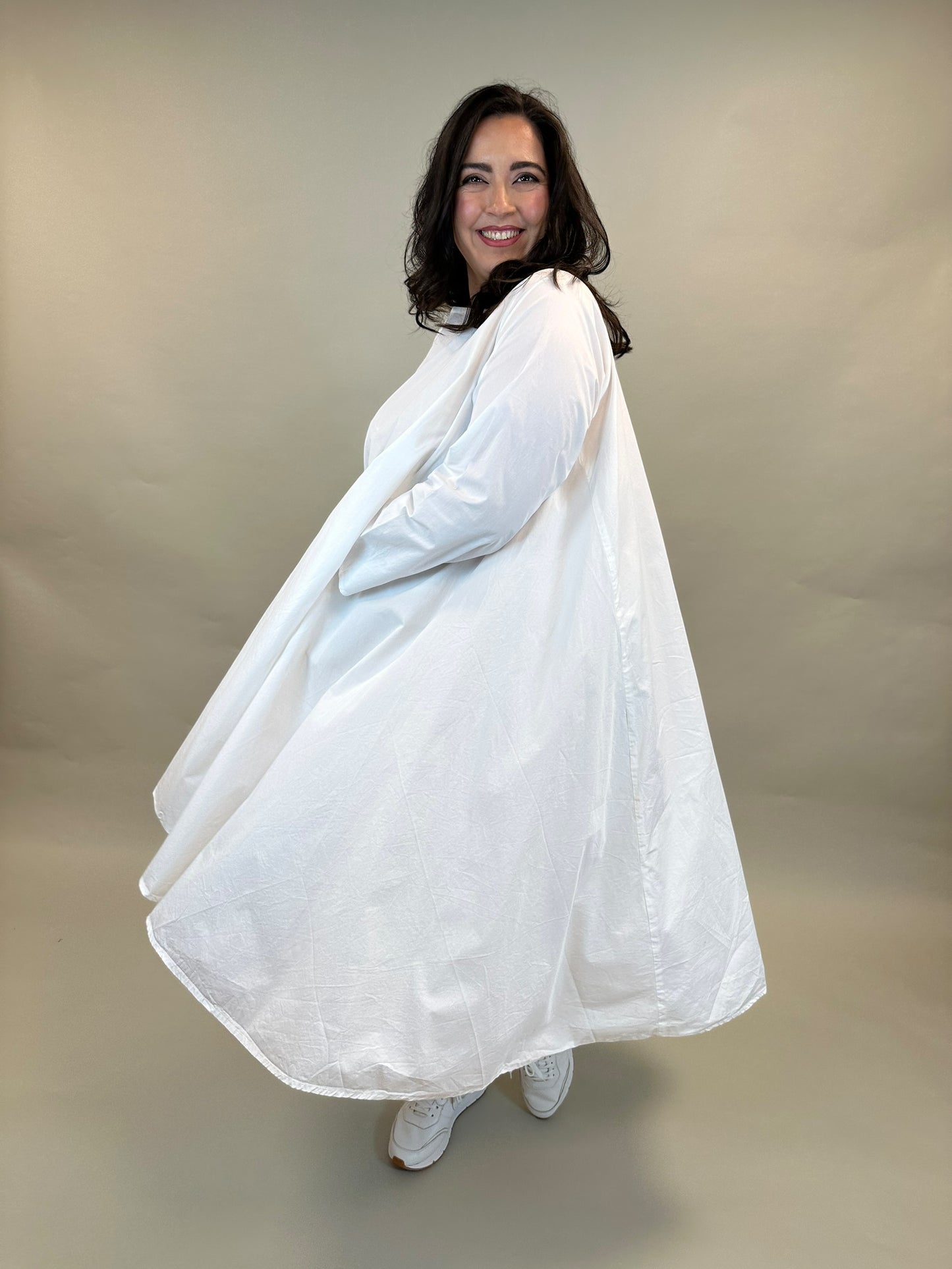 Weites Baumwoll-Kleid in Weiss