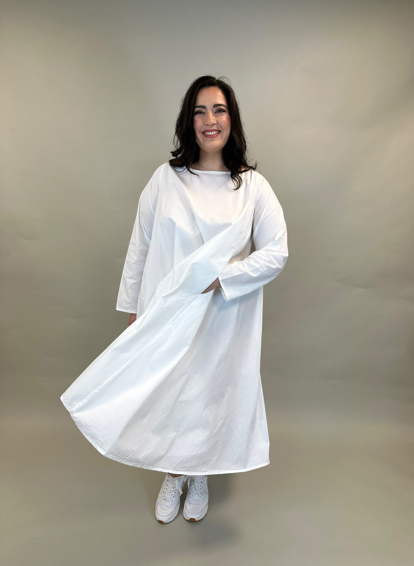 Weites Baumwoll-Kleid in Weiss