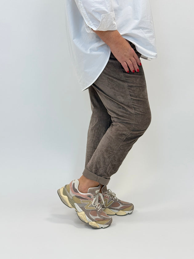 Cordhose in Taupe von Raphaela by Brax_grosse Grössen_DE BOER plus Luzern_2