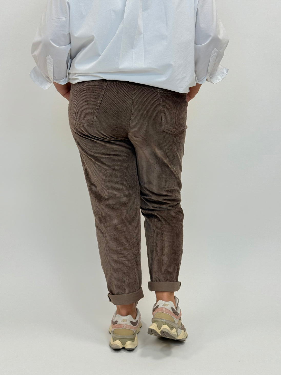 Cordhose in Taupe von Raphaela by Brax_grosse Grössen_DE BOER plus Luzern_3