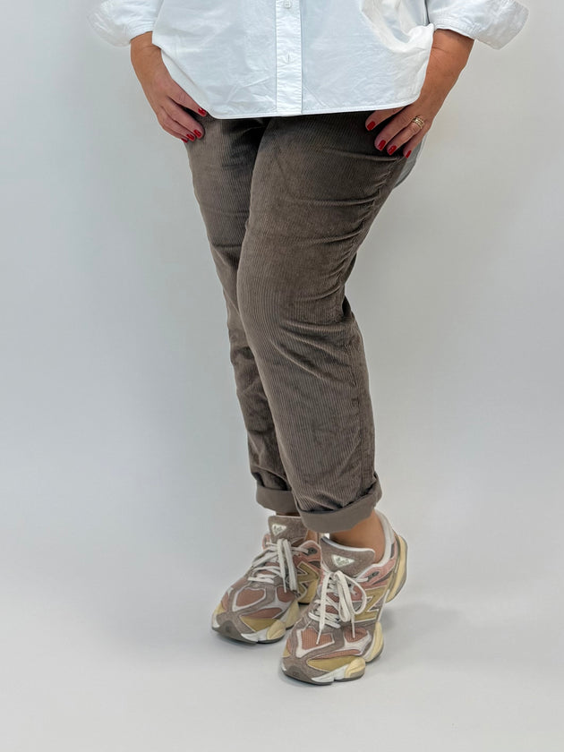 Cordhose in Taupe von Raphaela by Brax_grosse Grössen_DE BOER plus Luzern_1