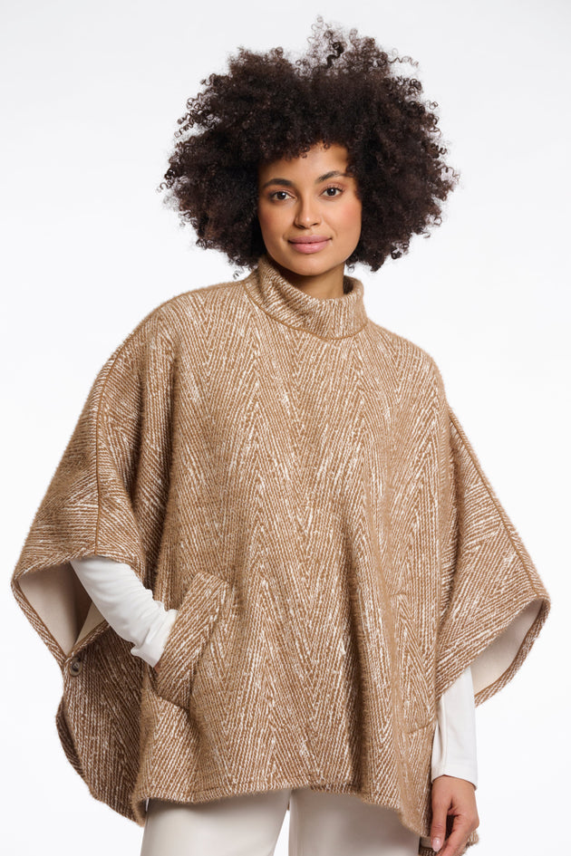 Cape in Fantasie-Print Camel/Weiss von Rino & Pelle_grossen Grössen_DE BOER plus Luzern_1