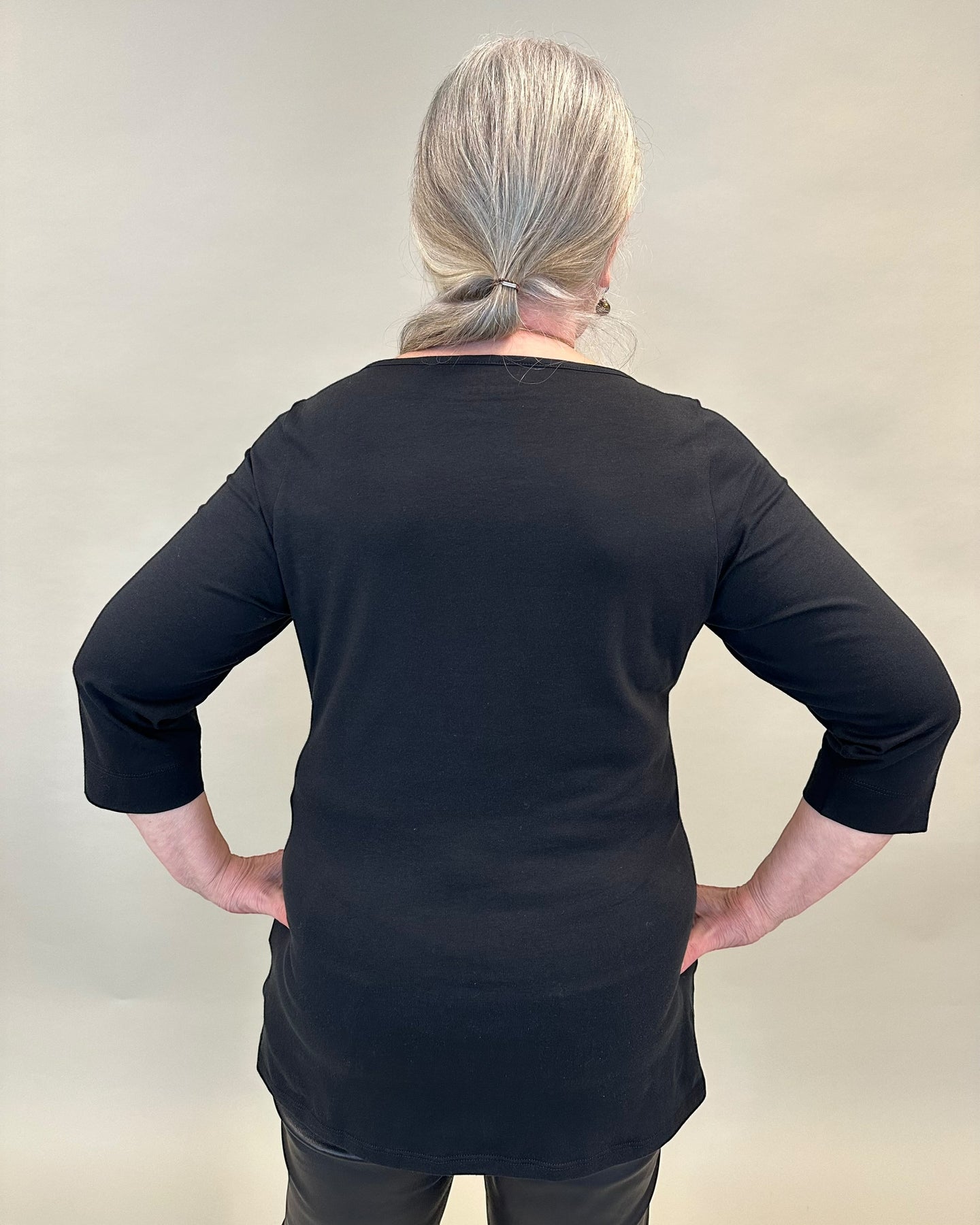3/4 T-Shirt schwarz von Thylie_Modelle Bridget_grosse Grössen_DE BOER plus Luzern