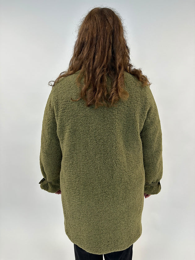 Teddy Mantel mit Verschlussdetail in Khaki von White Label by Rofa_grosse Grössen_DE BOER plu Luzern