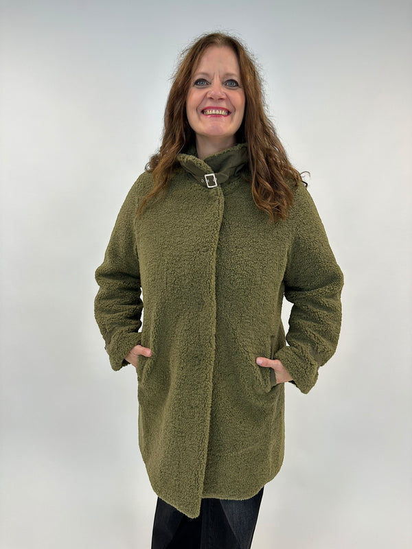 Teddy Mantel mit Verschlussdetail in Khaki von White Label by Rofa_grosse Grössen_DE BOER plu Luzern