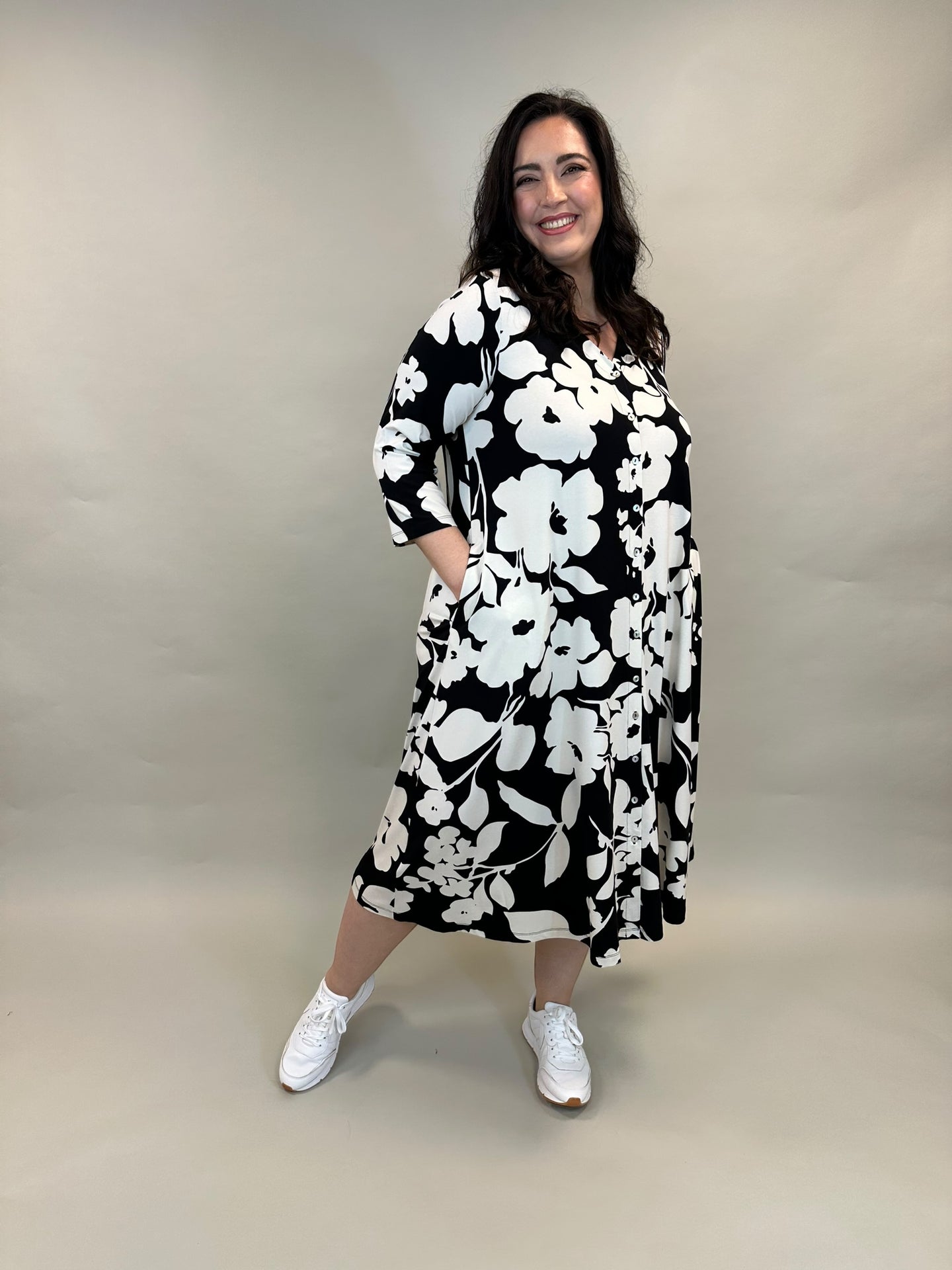 Jerseykleid/Jerseymantel im Blumenprint_Yoek_DE BOER plus Luzern