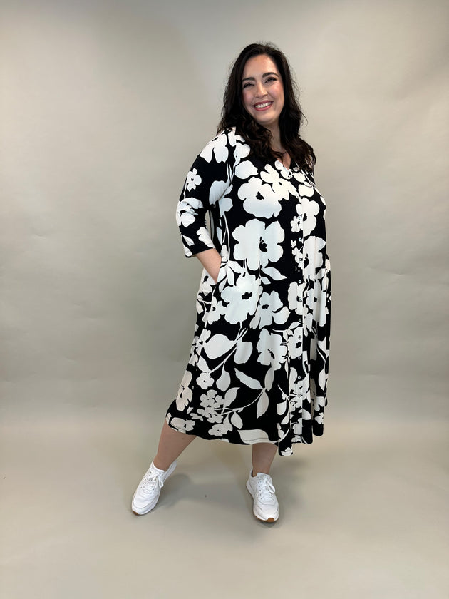 Jerseykleid/Jerseymantel im Blumenprint_Yoek_DE BOER plus Luzern