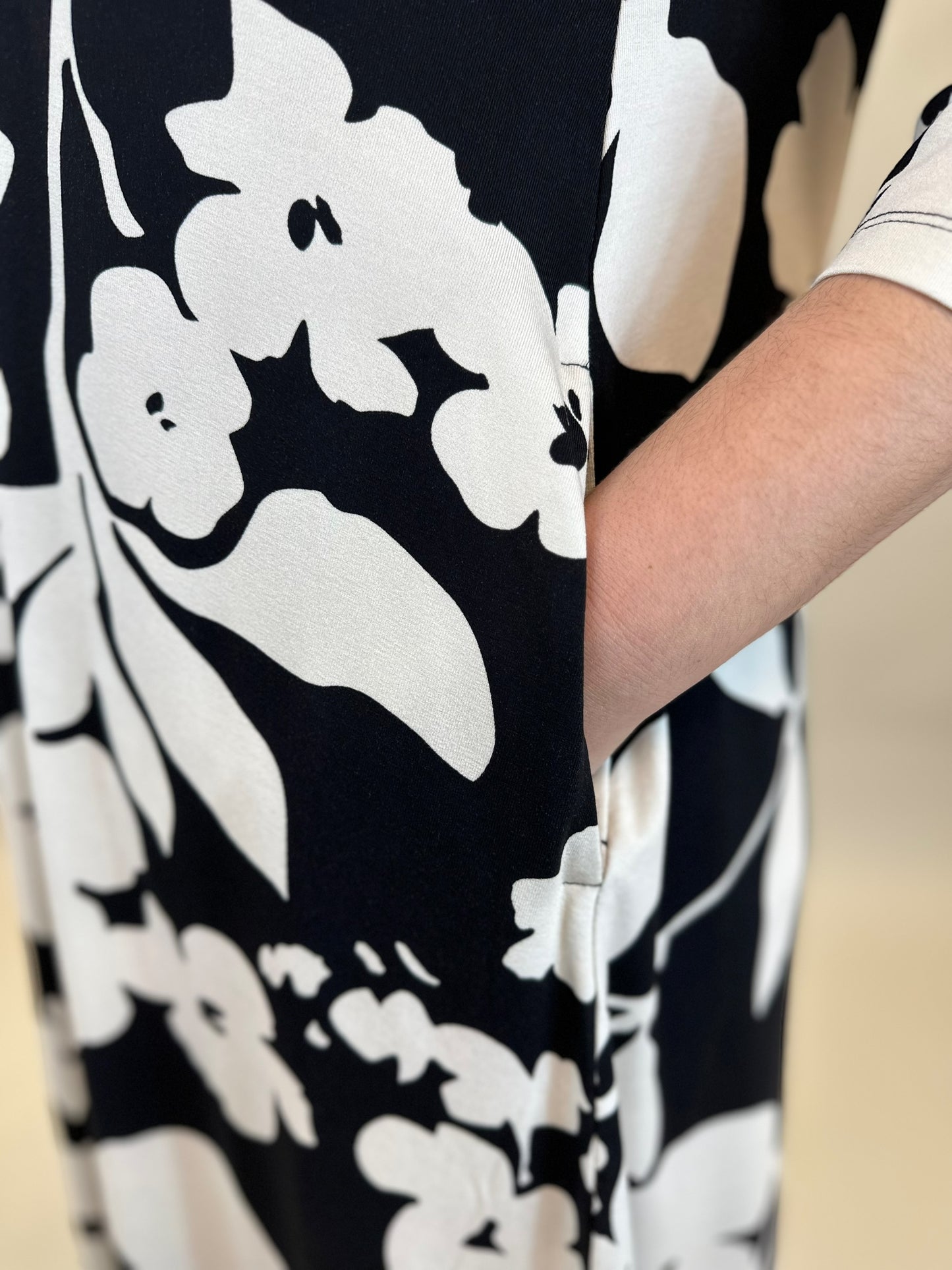 Mantel-Kleid in Schwarz-Weiss mit Blumenprint