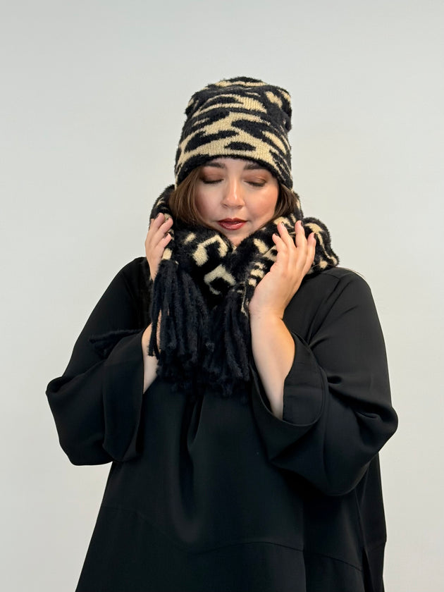 Mütze in Leo_Print in Camel/Schwarz von YOEK_grosse Grössen_DE BOER plus Luzern_1