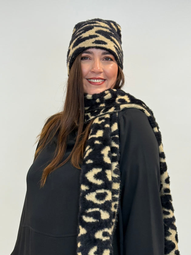 Mütze in Leo_Print in Camel/Schwarz von YOEK_grosse Grössen_DE BOER plus Luzern_2