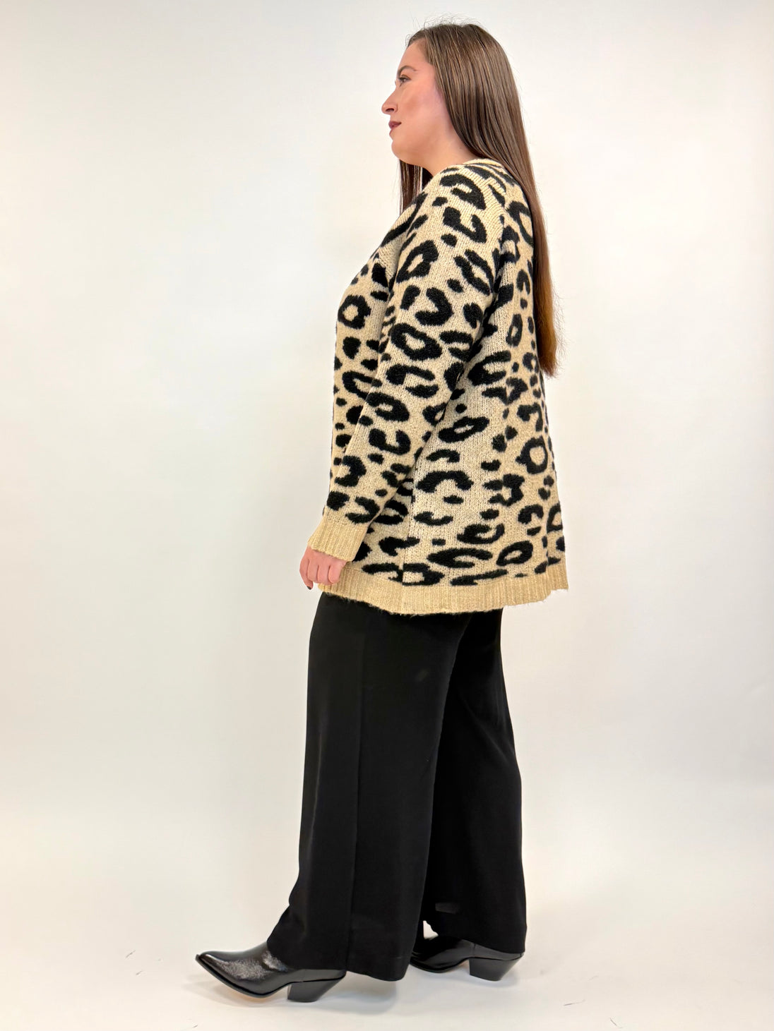 Strickjacke mit Goldknöpfen in Leo-Print von YOEK_grosse Grössen_DE BOER plus Luzern_3