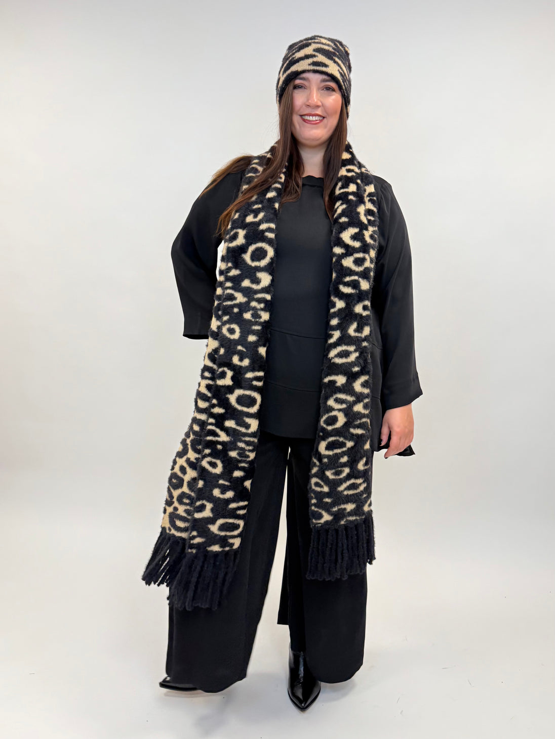 Schal in Leo_Print mit Fransen in Camel/Schwarz von YOEK_grosse Grössen_DE BOER plus Luzern_1