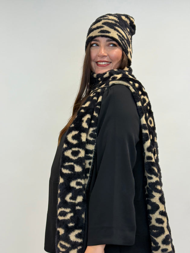 Mütze in Leo_Print in Camel/Schwarz von YOEK_grosse Grössen_DE BOER plus Luzern_2