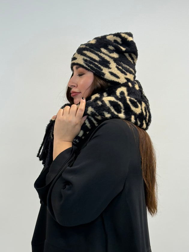 Mütze in Leo_Print in Camel/Schwarz von YOEK_grosse Grössen_DE BOER plus Luzern_3