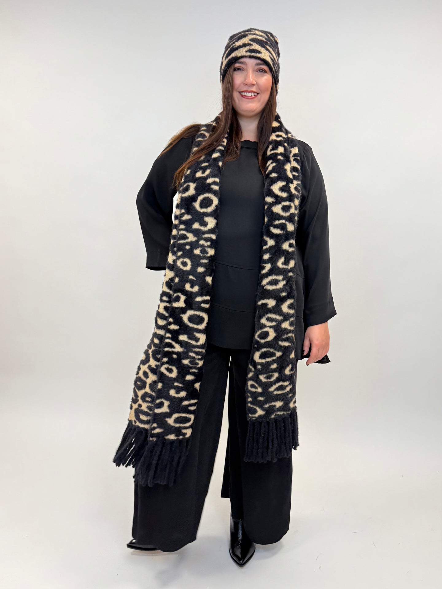 Mütze in Leo_Print in Camel/Schwarz von YOEK_grosse Grössen_DE BOER plus Luzern_4