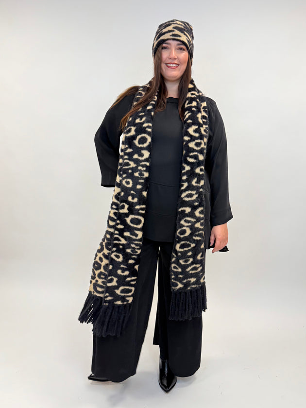 Mütze in Leo_Print in Camel/Schwarz von YOEK_grosse Grössen_DE BOER plus Luzern_4