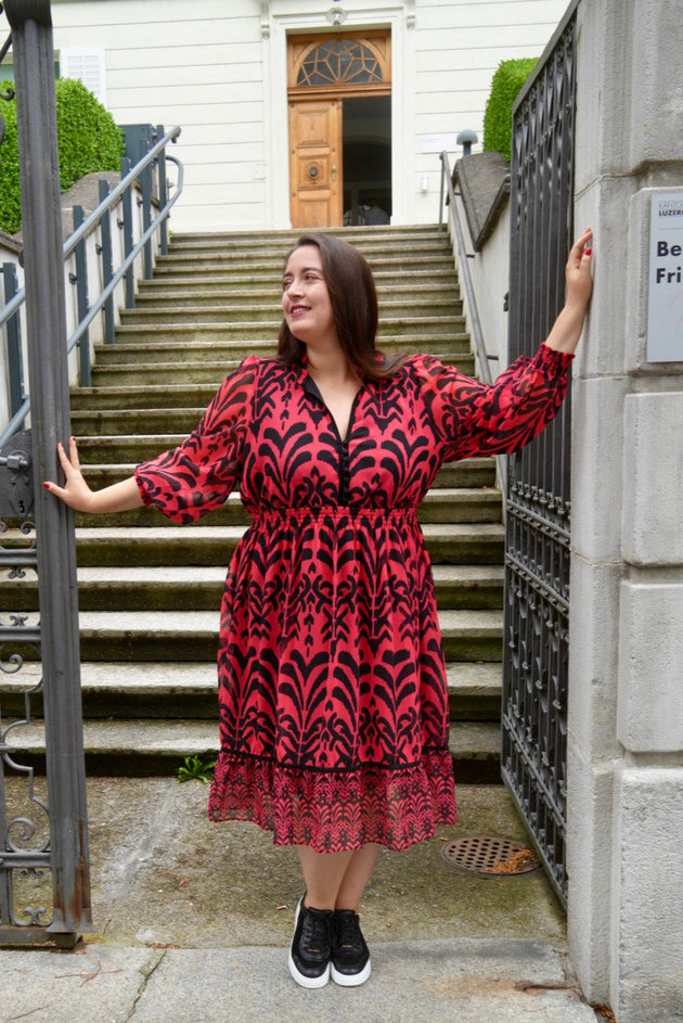 leichtes Kleid mit Fantasieprint in Schwarz/Rot von YOEK_grosse Grössen_DE BOER plus Luzern_1