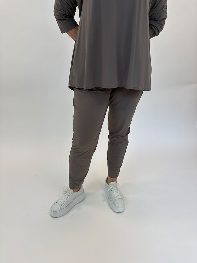 Joggpant-Hose in Technomaterial in Taupe von Zeitlos by Luana - grosse Grösssen - DE BOER plus Luzern