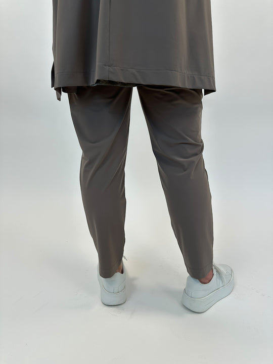 Joggpant-Hose in Technomaterial in Taupe von Zeitlos by Luana - grosse Grösssen - DE BOER plus Luzern