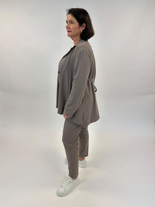 Joggpant-Hose mit Blazer und Blusenshirt in Technomaterial in Taupe von Zeitlos by Luana - grosse Grösssen - DE BOER plus Luzern