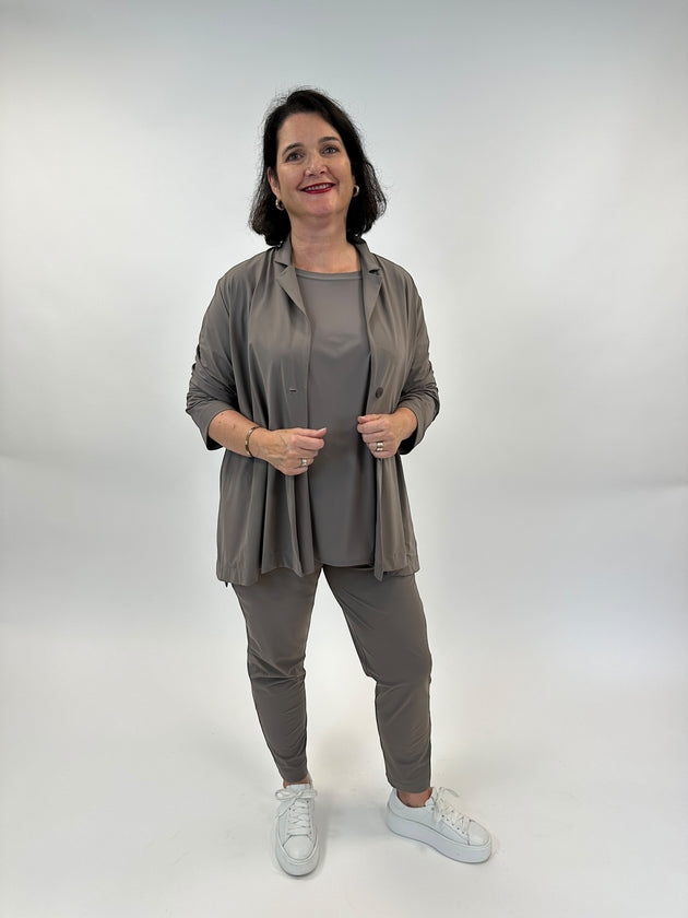 Blazer mit Blusenshirt und Joggpants in Technomaterial in Taupe von Zeitlos by Luana - grosse Grösssen - DE BOER plus Luzern