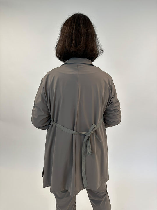 Blazer mit Rückengurt und seitlichem Schlitz in Technomaterial in Taupe von Zeitlos by Luana - grosse Grösssen - DE BOER plus Luzern
