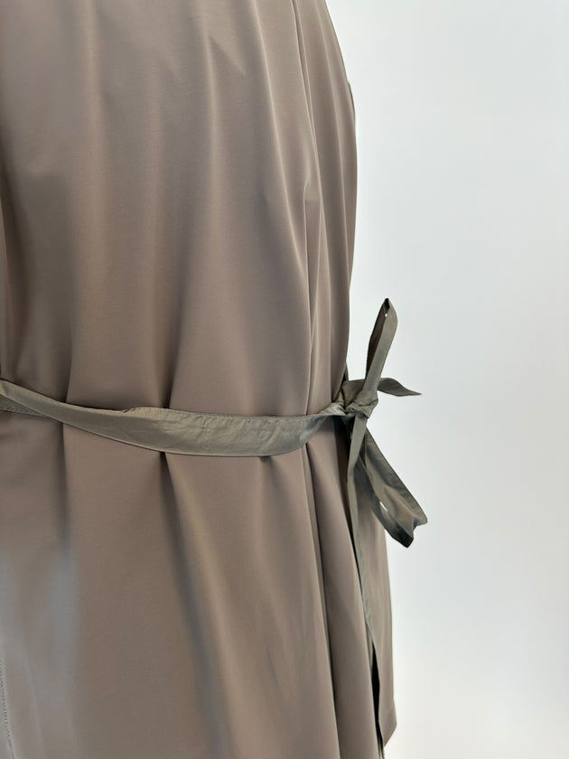 Blazer mit Rückengurt und seitlichem Schlitz in Technomaterial in Taupe von Zeitlos by Luana - grosse Grösssen - DE BOER plus Luzern