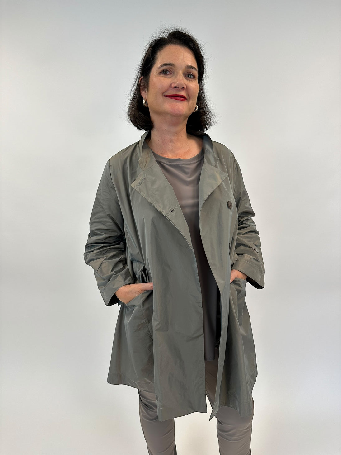Taftmantel in Taupe von Zeitlos by Luana - grosse Grösssen - DE BOER plus Luzern