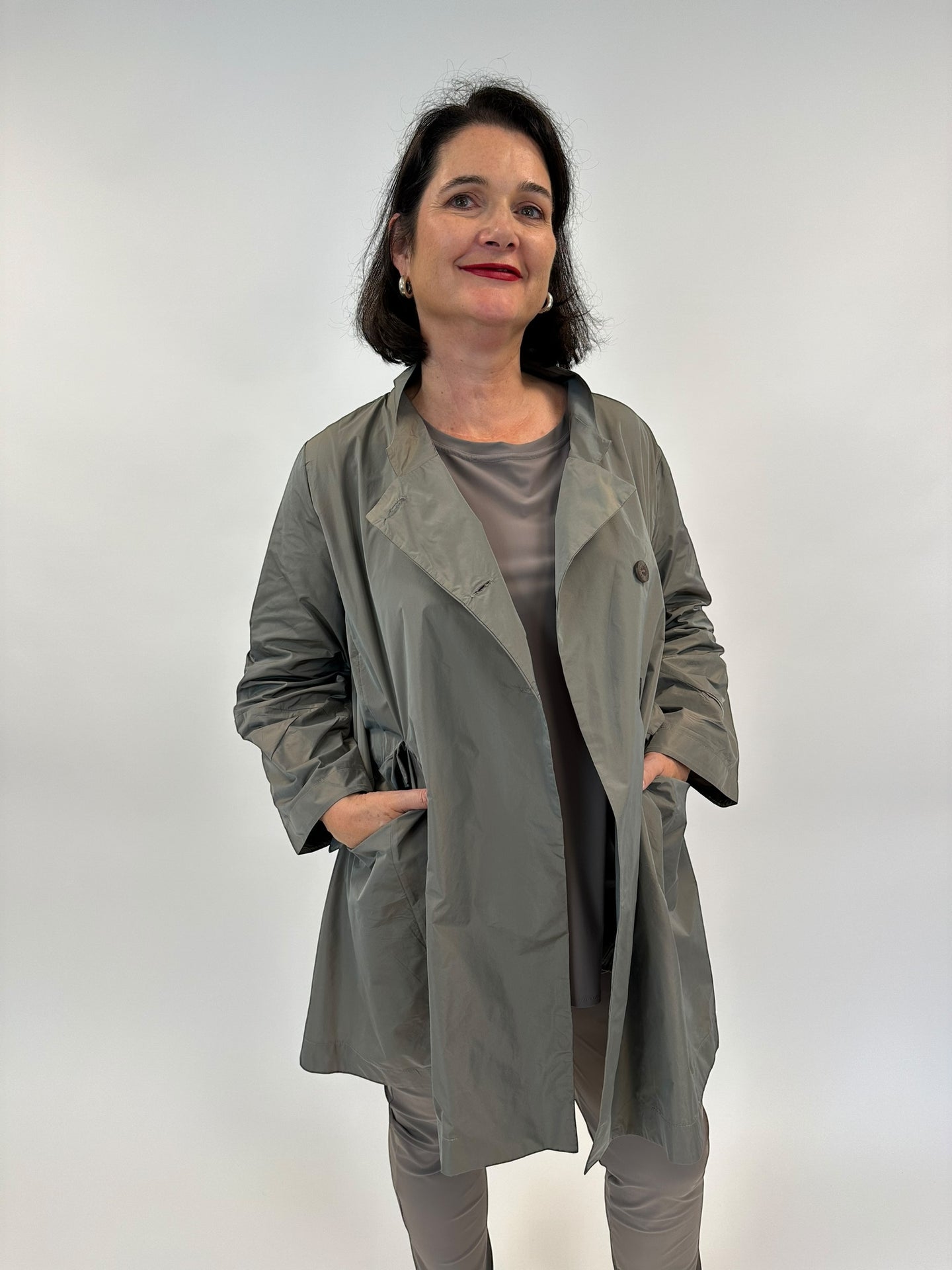 Taftmantel in Taupe von Zeitlos by Luana - grosse Grösssen - DE BOER plus Luzern