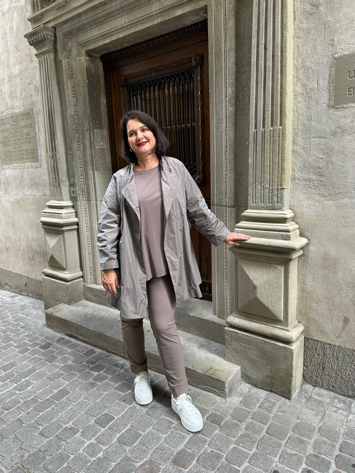 Taftmantel mit Blusenshirt und Hose mit Umschlag in Taupe von Zeitlos by Luana - grosse Grösssen - DE BOER plus Luzern