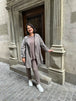 Taftmantel mit Blusenshirt und Hose mit Umschlag in Taupe von Zeitlos by Luana - grosse Grösssen - DE BOER plus Luzern