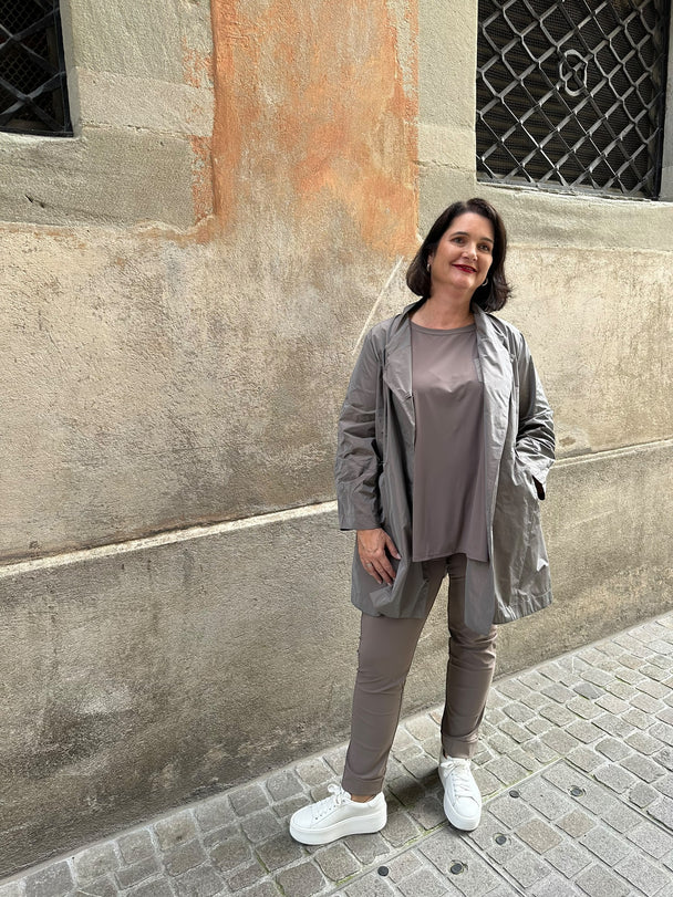 Taftmantel  mit Blusenshirt und Stretch Hose mit Umschlag in Technomaterial in Taupe von Zeitlos by Luana - grosse Grösssen - DE BOER plus Luzern 