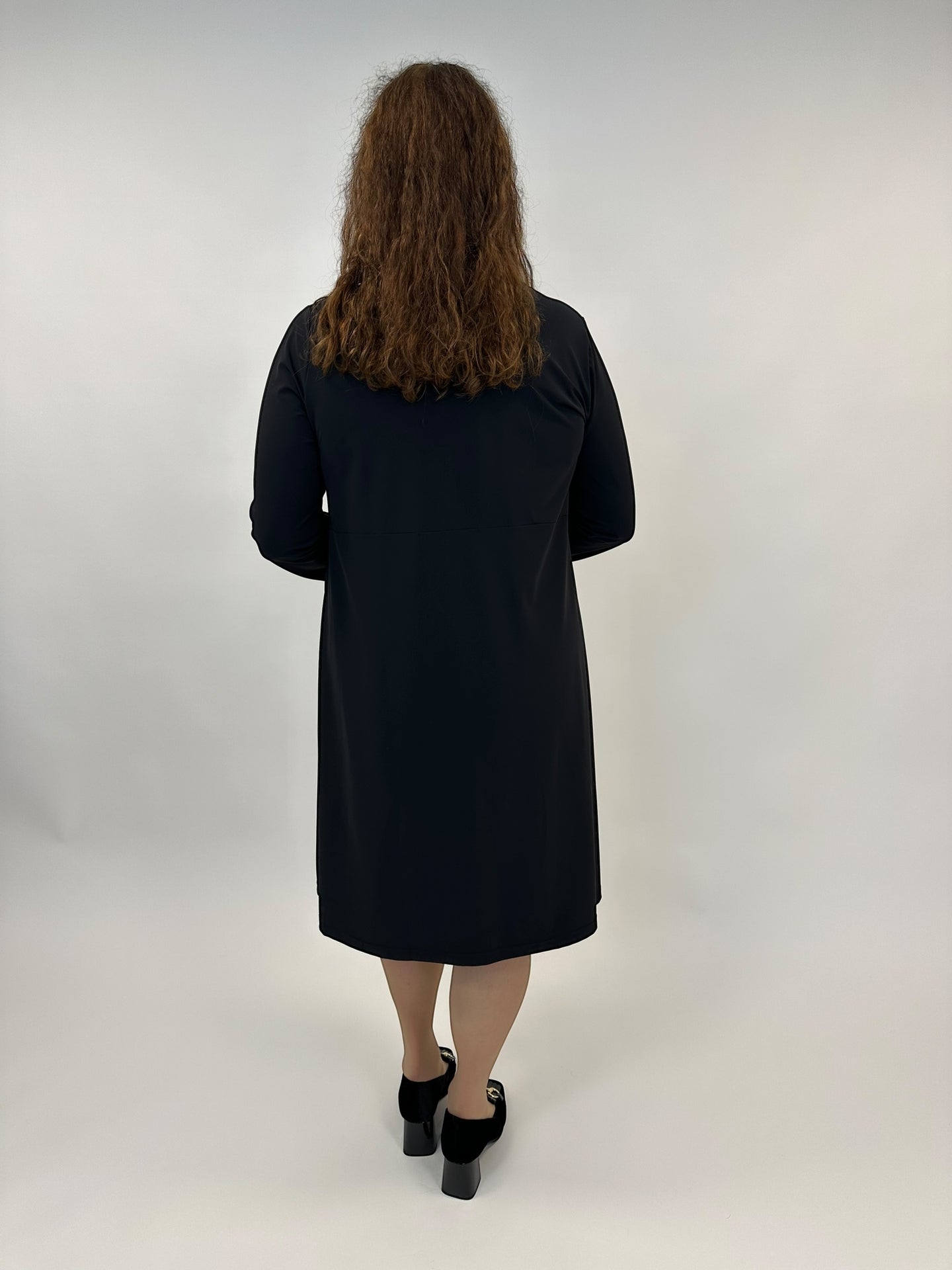 Kleid mit aufgesetzten Taschen in Techno-Stretch und Schwarz von Zeitlos by Luana_grosse Grössen_DE BOER plus Luzern