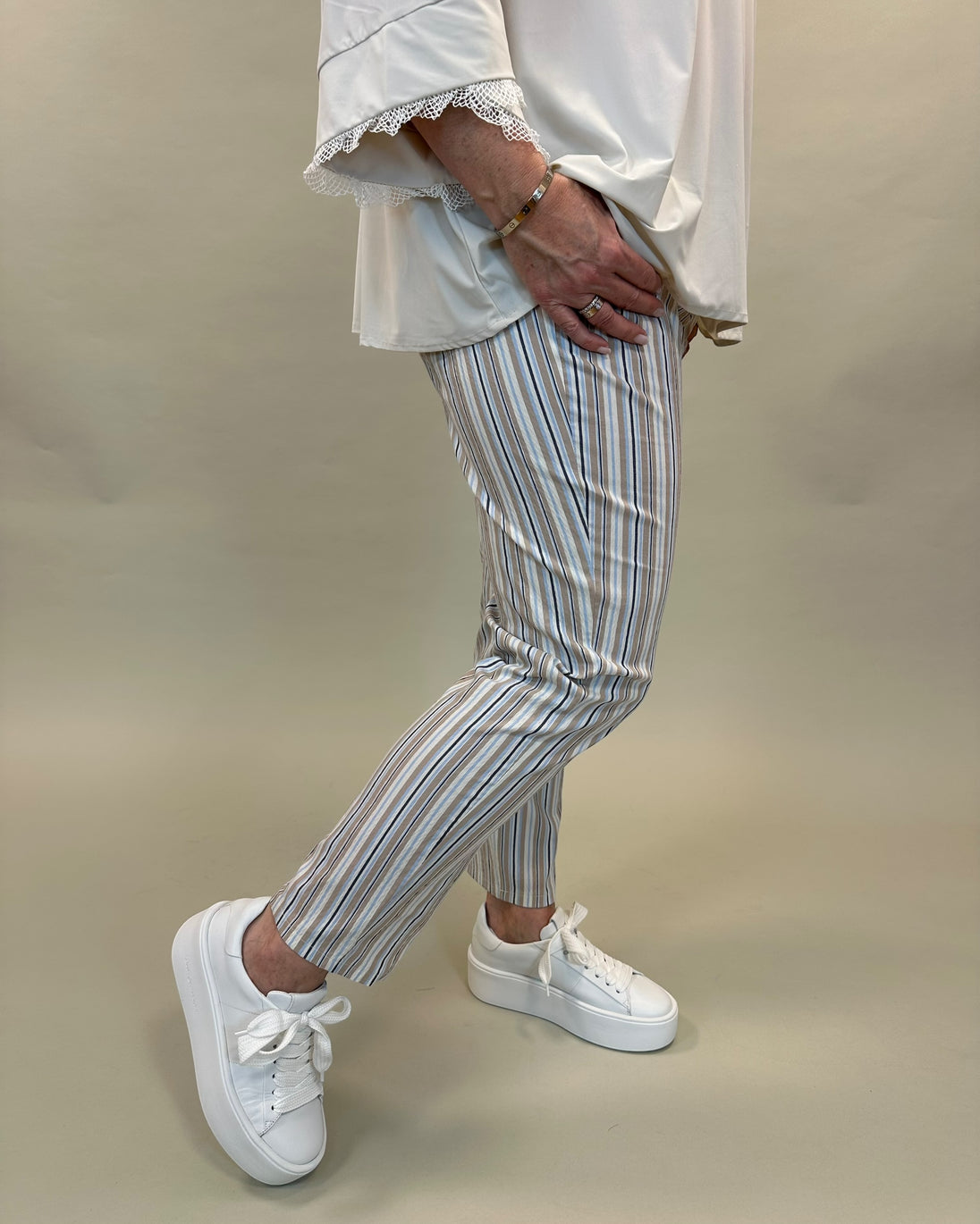 gestreifte Baumwollhose in Hellblau mit Weiss und Beige_Raphaela by Brax_grosse Grössen_ DE BOR plus Luzern 