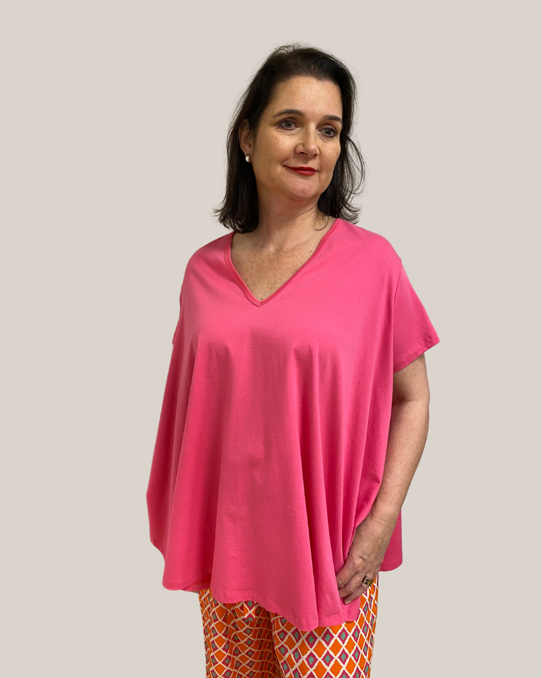 V-Ausschnitt T-Shirt in pink mit leichter A-Form von Mat Fashion - grosse Grössen - deboerplus