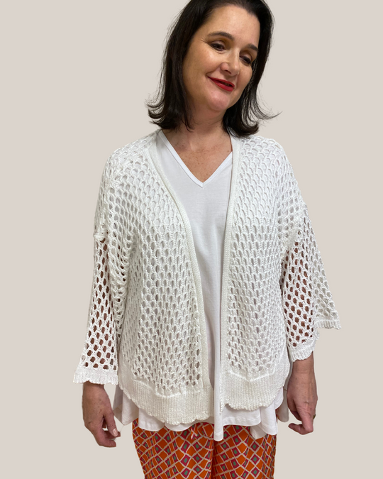 Loch-Strickjacke in weiss mit einem 3/4 Arm von Mat Fashion - deboerplus