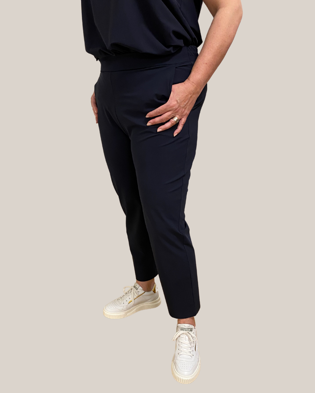 gerade Jersey-Hose mit seitlichen Taschen in dunkelblau von Zeitlos by Luana - grosse Grössen - deboerplus 