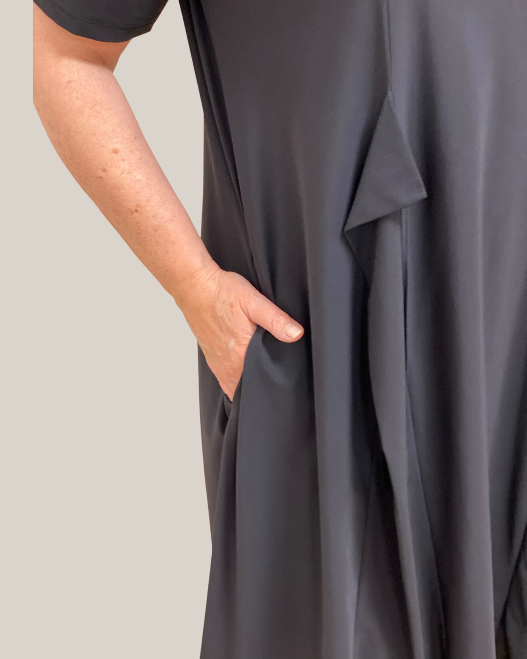 Jersey-Kleid leicht schwingend mit femininen Details