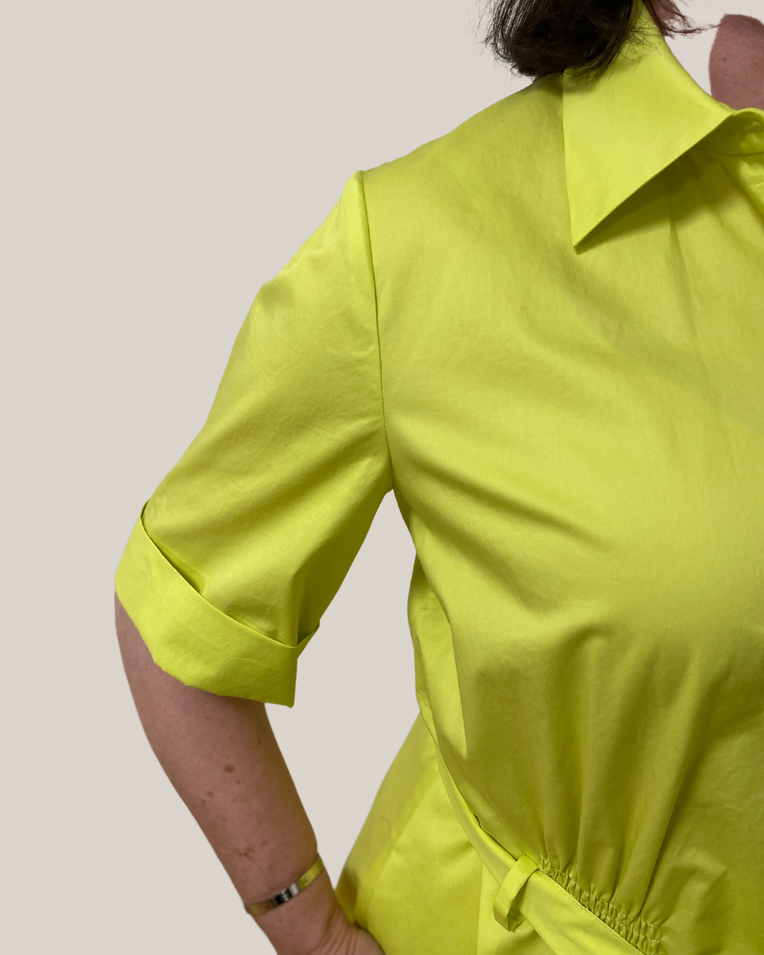 Gelbes Bauwoll-Stretch Kleid mit Gurt