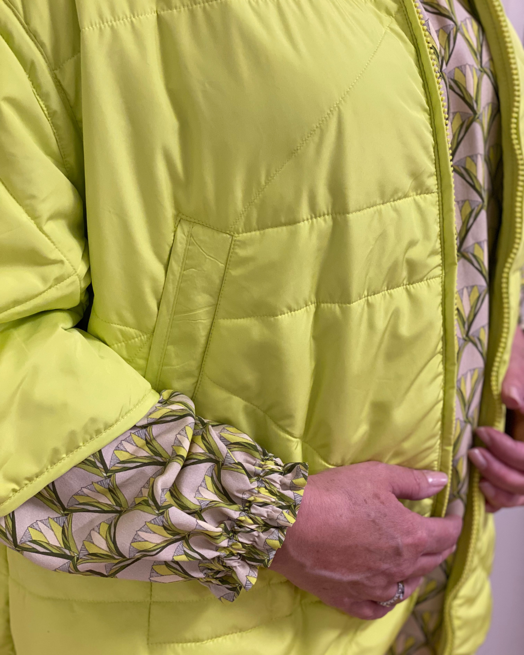 Gemusterte Viskose-Bluse in leichter A-Form mit femininen Details