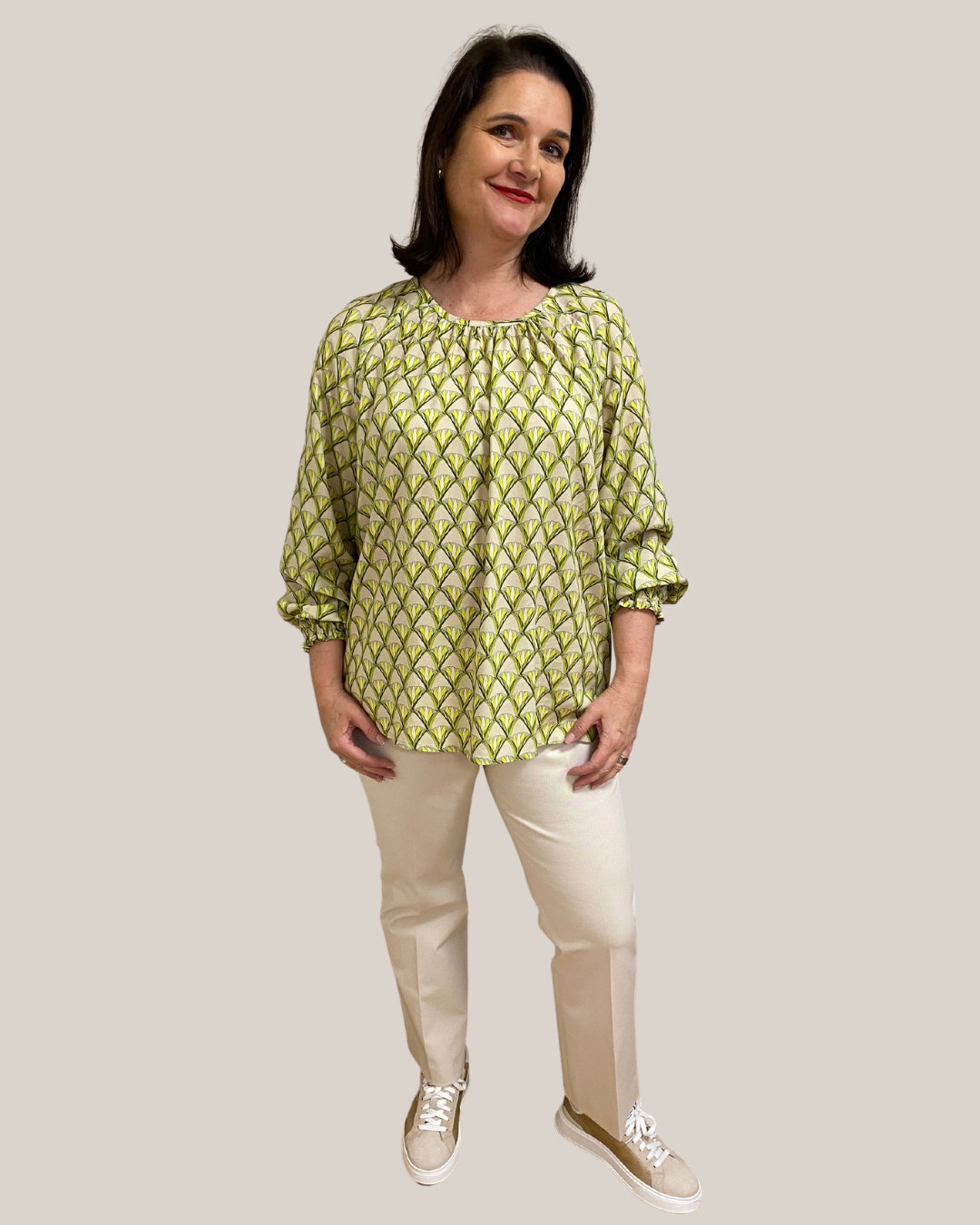 Gemusterte Viskose-Bluse in leichter A-Form mit femininen Details