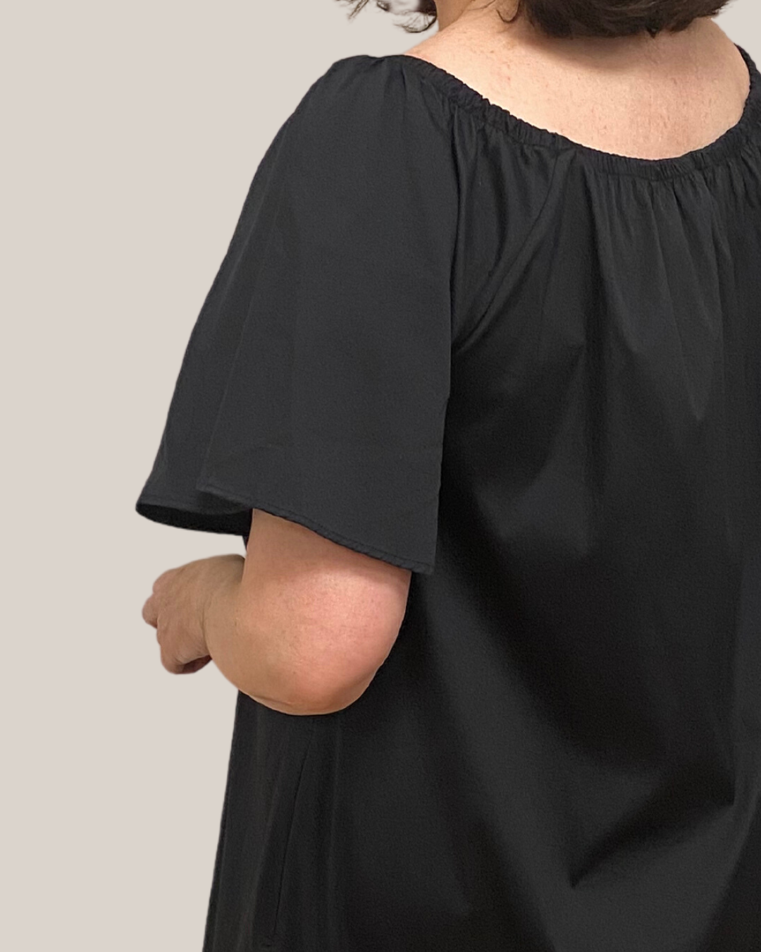 Schwarzes Carmen-Baumwollkleid mit ausgestelltem Arm